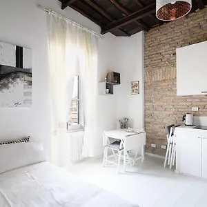 White Ostilia , Roma Italia